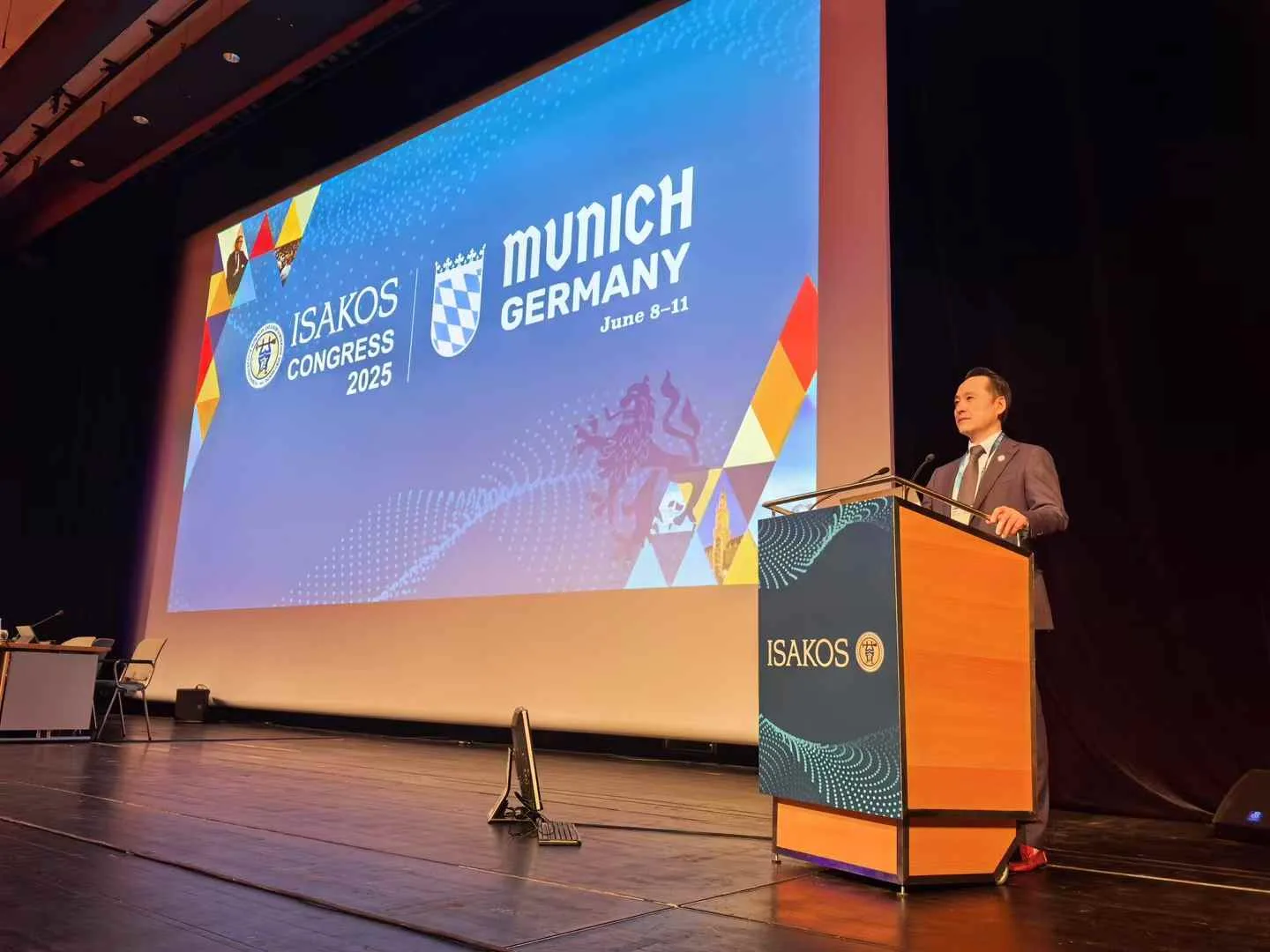 Dr. Jiwu Chen speaking at the 2025 ISAKOS Congress